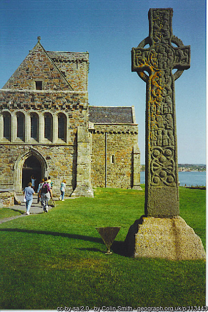 Iona Abbey and Celtic cross