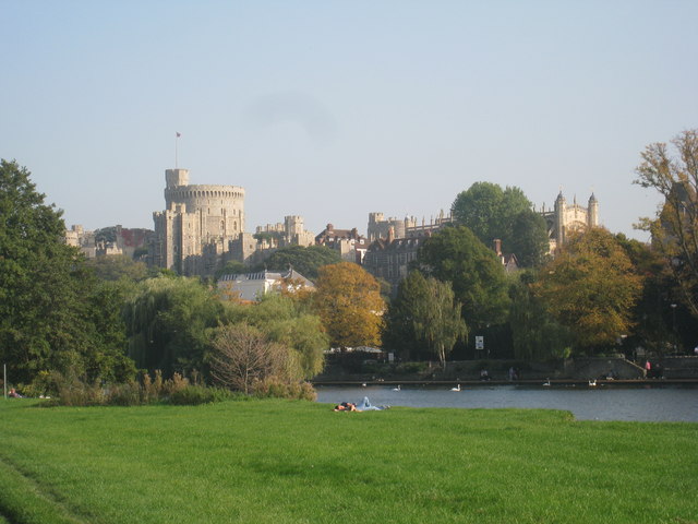 Windor Castle beside the river ThamesT